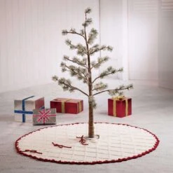 Glitzhome Red/White Knitted Christmas Tree Skirt 0.36 In. -Roman Shop 7988d921 8cc9 49b1 9466 e309a89dc6f6
